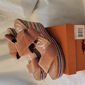 Gently Used Rocket Dog 4" Wedge Heels. Adorable stretchy straps w multi colors.